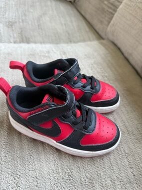 Nike Kids Black and Red Low-Top Sneakers